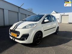 Peugeot 107 - Achteruitrijcamera, airco, spoiler