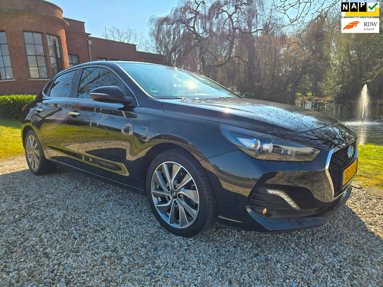 Hyundai i30 Fastback - 1.4 T-GDI Premium NAVI/airco/TREKHAAK - AutoWereld.nl