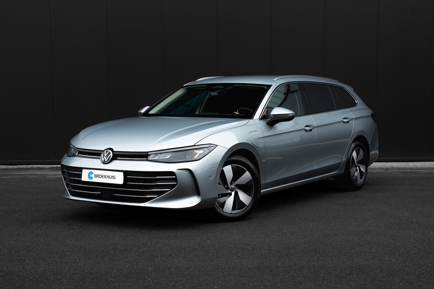 Volkswagen Passat Variant - 1.5 eHybrid Business HUD | Achteruitrijcamera | Trekhaak | Stoel&Stuurverwarming | Adaptiv - AutoWereld.nl