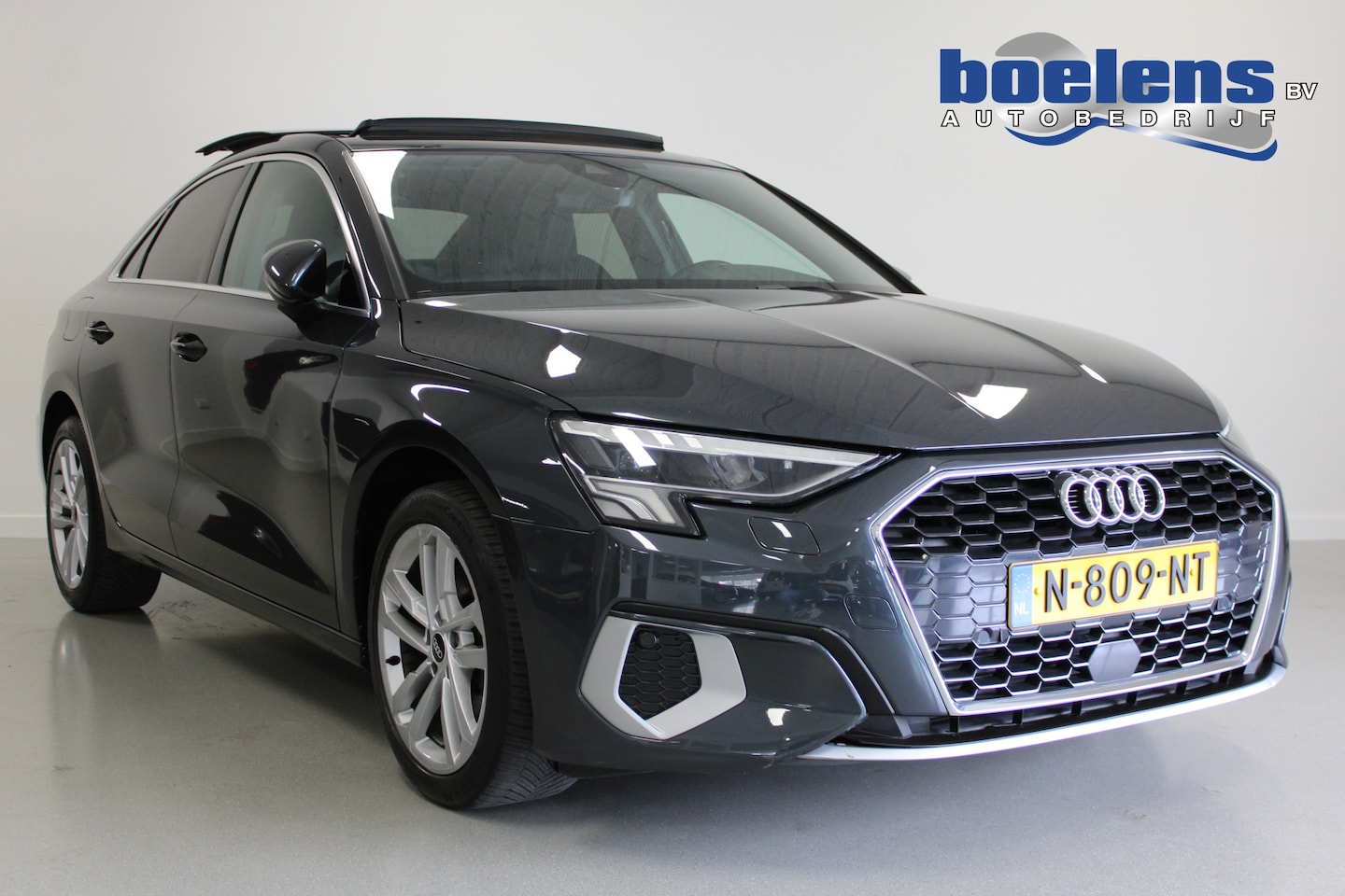 Audi A3 Limousine - 30 TFSI Business edition | PANO-DAK | 17'LMV | SPORT-INT | DAB | CRUISE | CARPLAY | NAVI | - AutoWereld.nl
