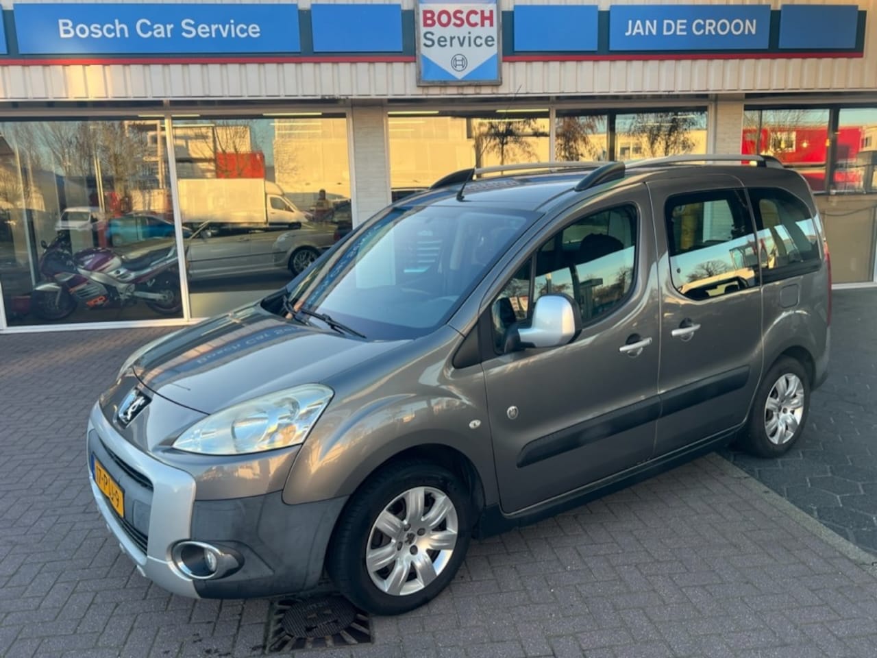 Peugeot Partner - 1.6 VTI OUTDOOR 1e Eig. NL-auto Trekhaak #NIEUWEAPK - AutoWereld.nl