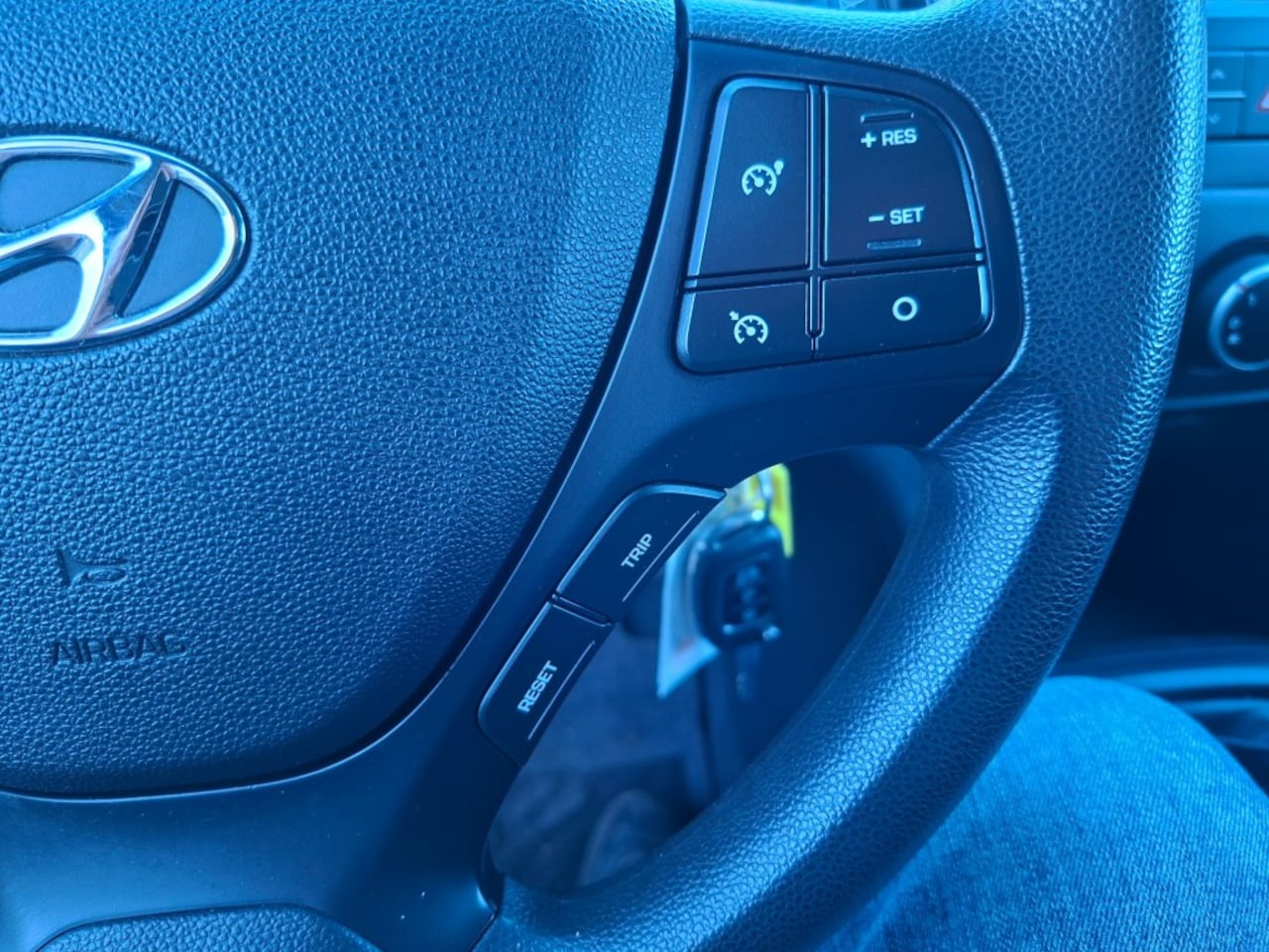 Hyundai i10 - 1.0i Comfort RADIO/AIRCO/NAVI/CRUISE/ELEC.RAMEN V+A/PDC