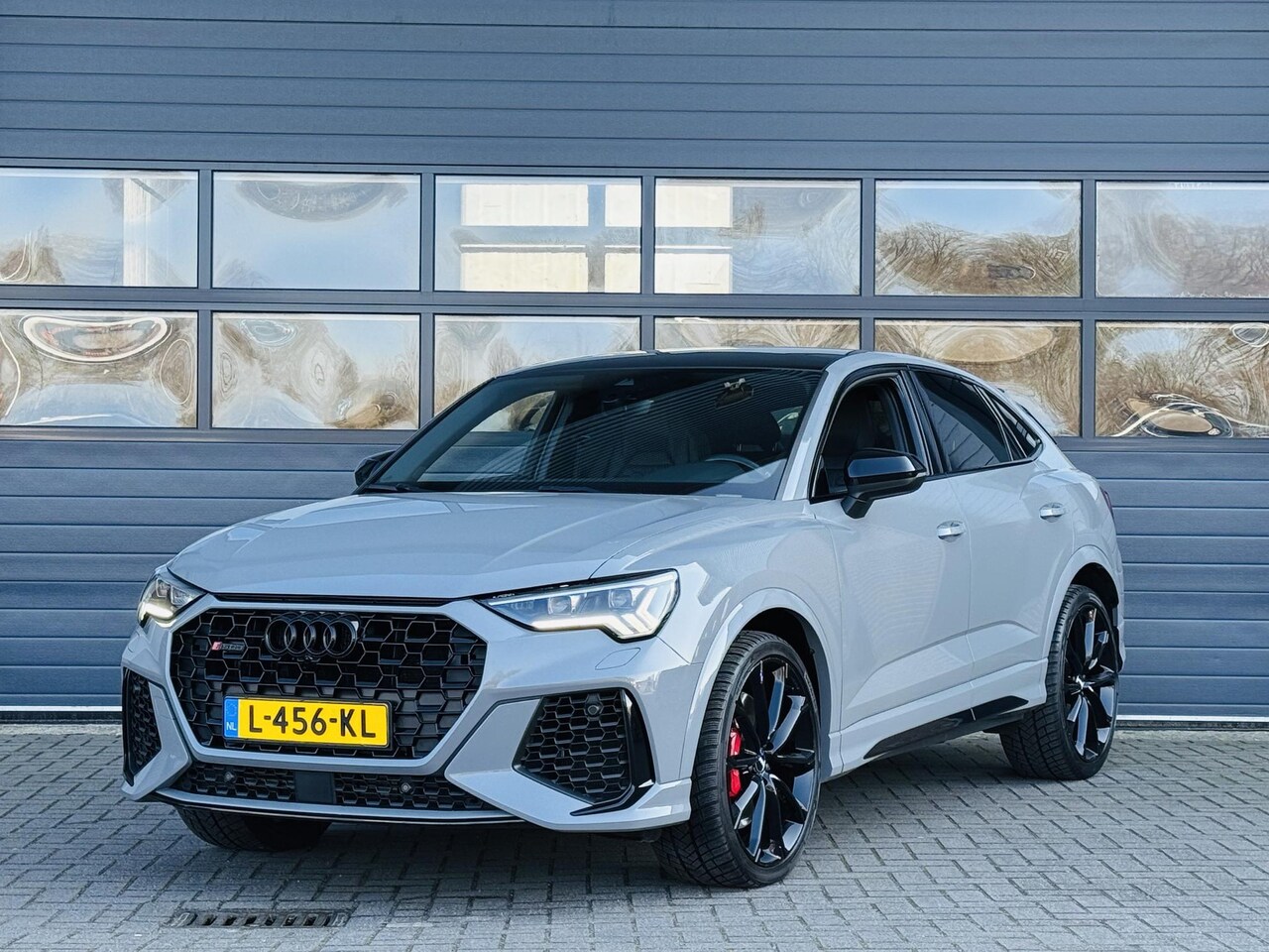 Audi RSQ3 Sportback - TFSI I SCHUIFDAK I B&O I SFEERVERLICHTING I NARDO GREY - AutoWereld.nl