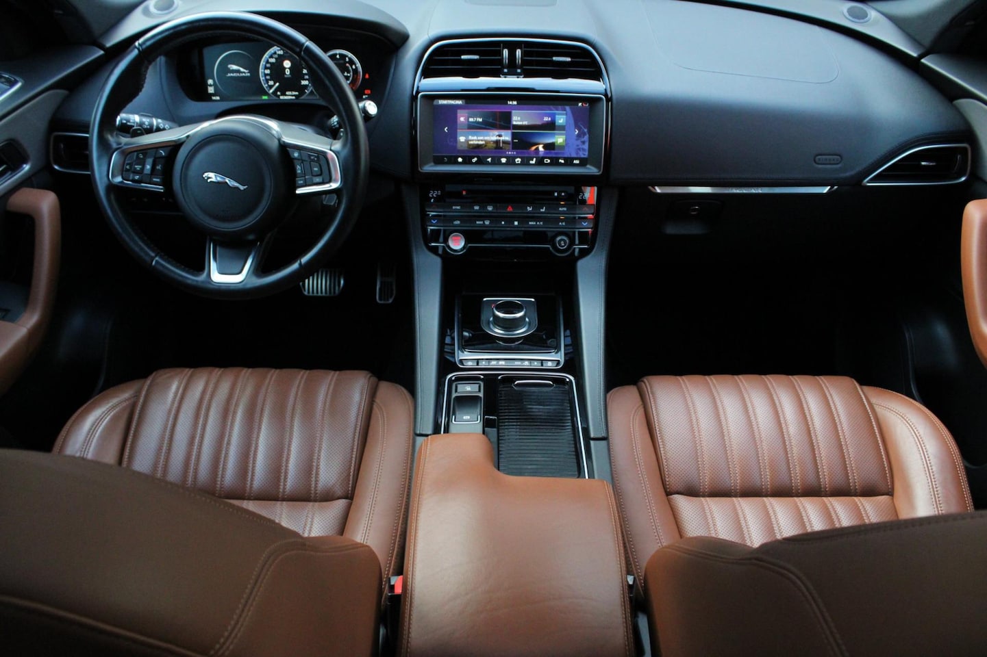 Jaguar F-Pace - 2.0 Portfolio AWD 25t PANO I CRUISE I AFN. TREKH. I LEDER I KEYLESS I MERIDIAN I ZOM&WIN B - AutoWereld.nl