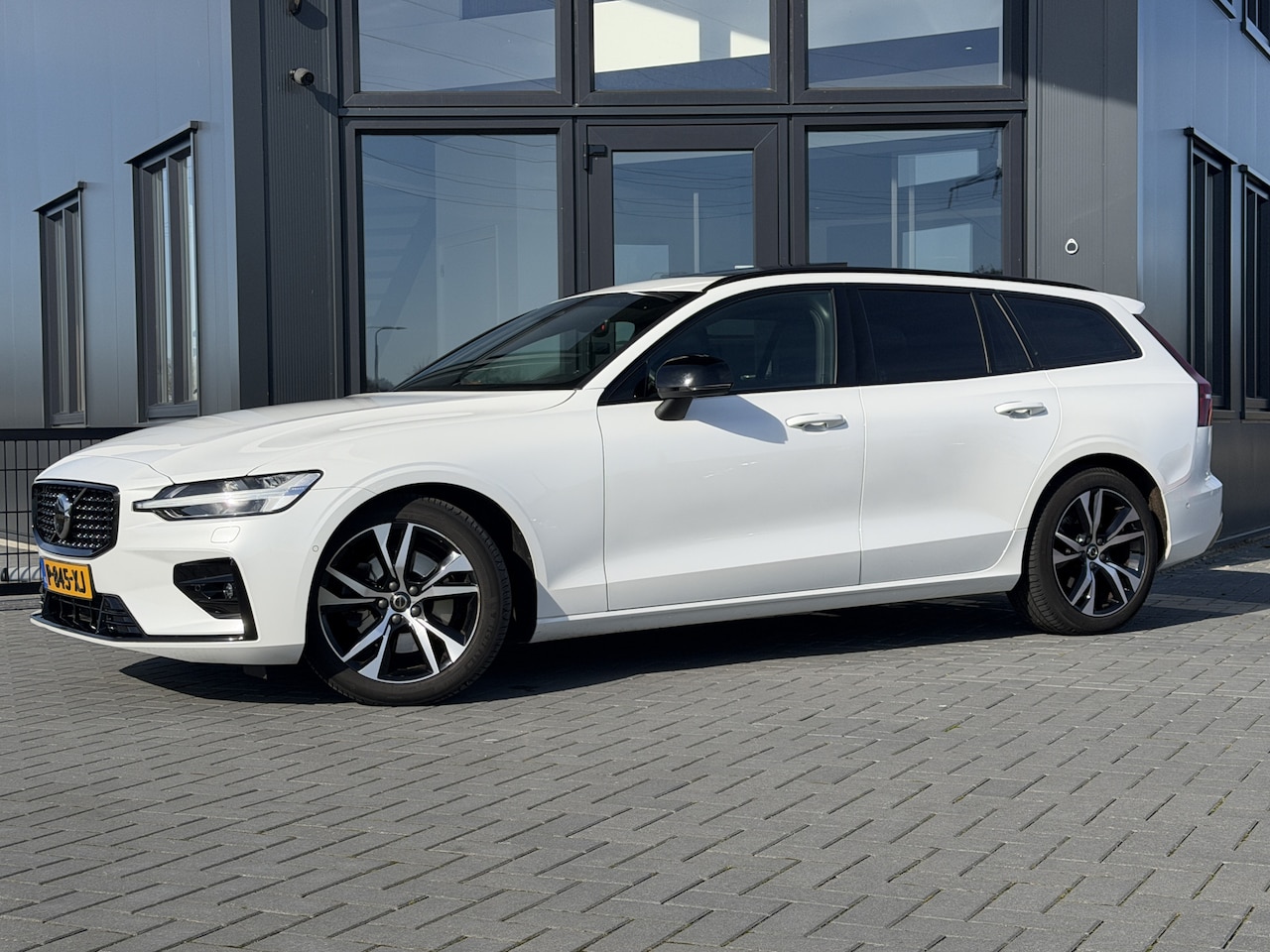 Volvo V60 - Plus Dark Pano | H&K | Trekhaak | 360 graden | Dealer oh. - AutoWereld.nl