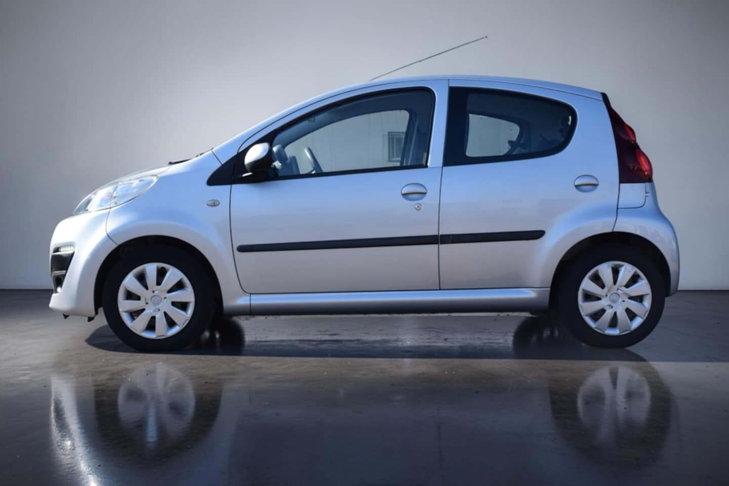 Peugeot 107 - 1.0 Active, Gefacelifte model, Led dagrijverlichting, Airco, NL auto, NAP, zeer lage km st
