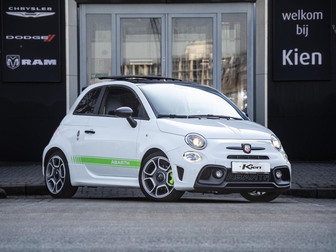 Abarth 595 - 1.4 T-Jet Turismo 70th Anniversary | Automaat | Schakelflippers | Sabelt stoelen | Pano-da - AutoWereld.nl