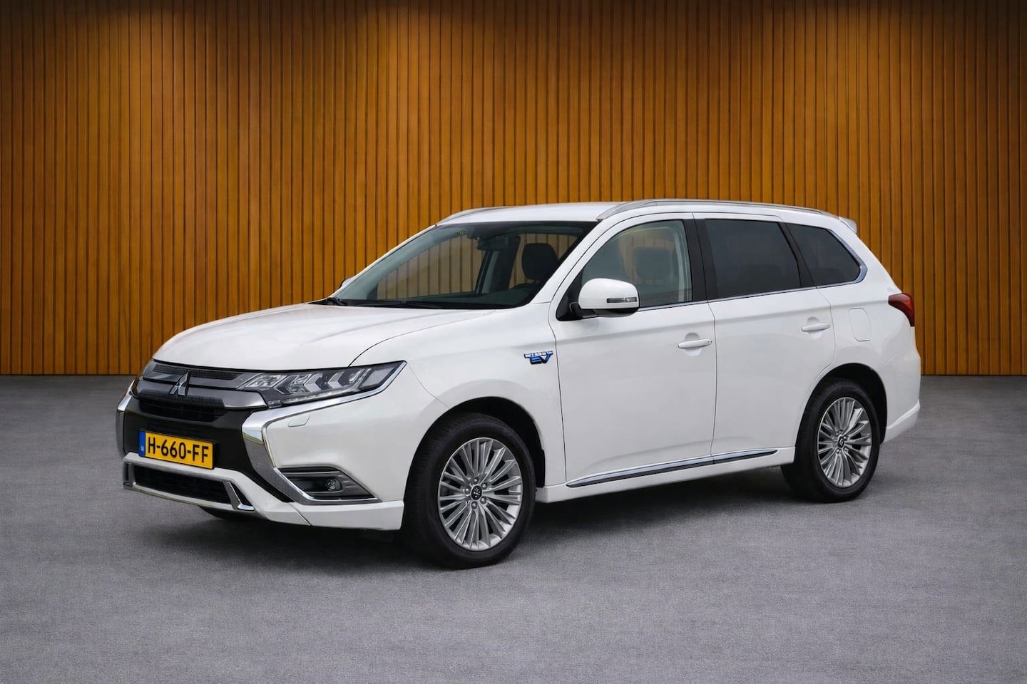 Mitsubishi Outlander - 2.4 PHEV Pure 2.4 PHEV Pure+ - AutoWereld.nl