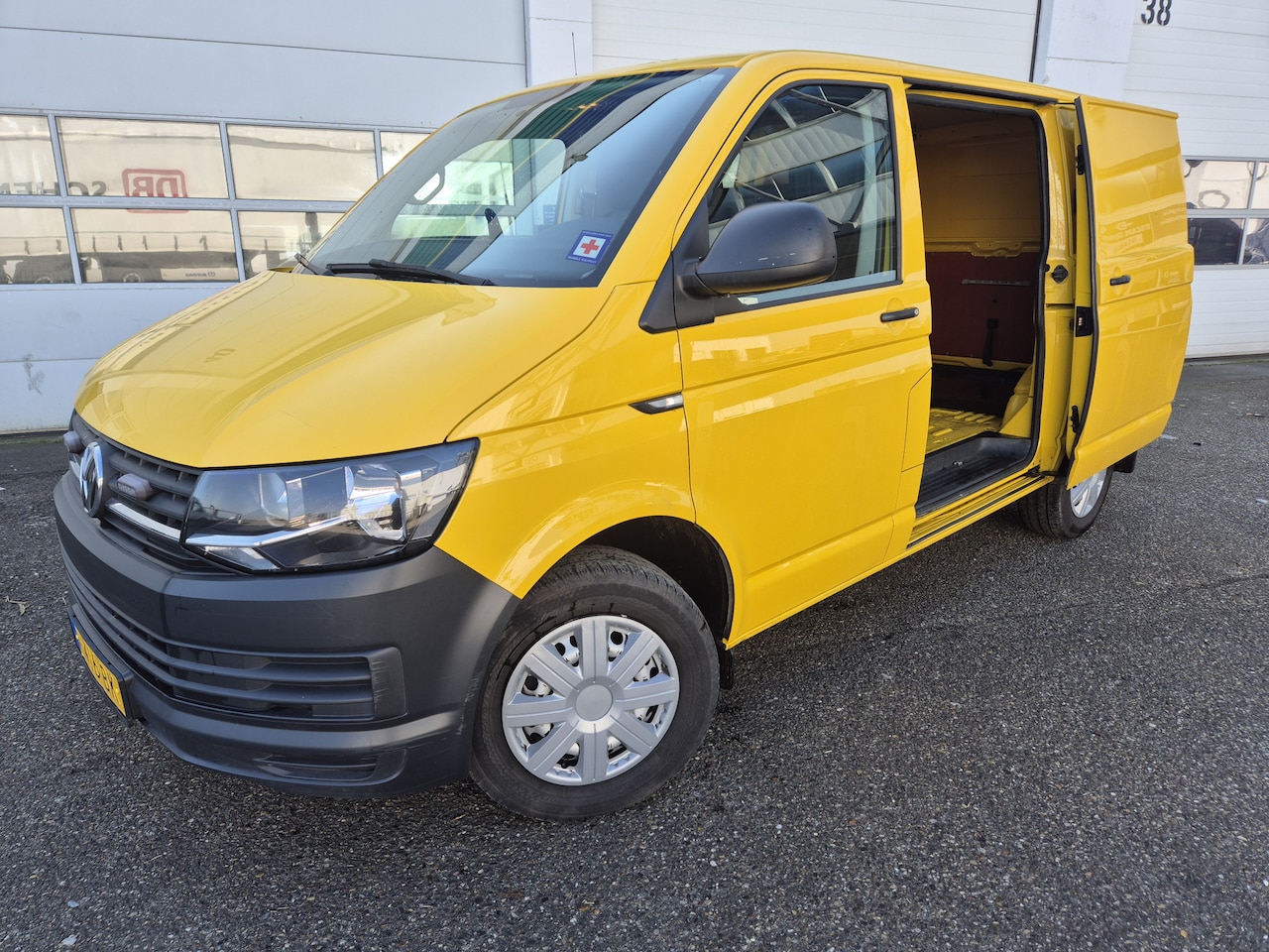 Volkswagen Transporter - 2.0 TDI 150pk euro6 2x schuifdeur zeer mooi Comfortline airco cruise 2500kg trekhaak - AutoWereld.nl