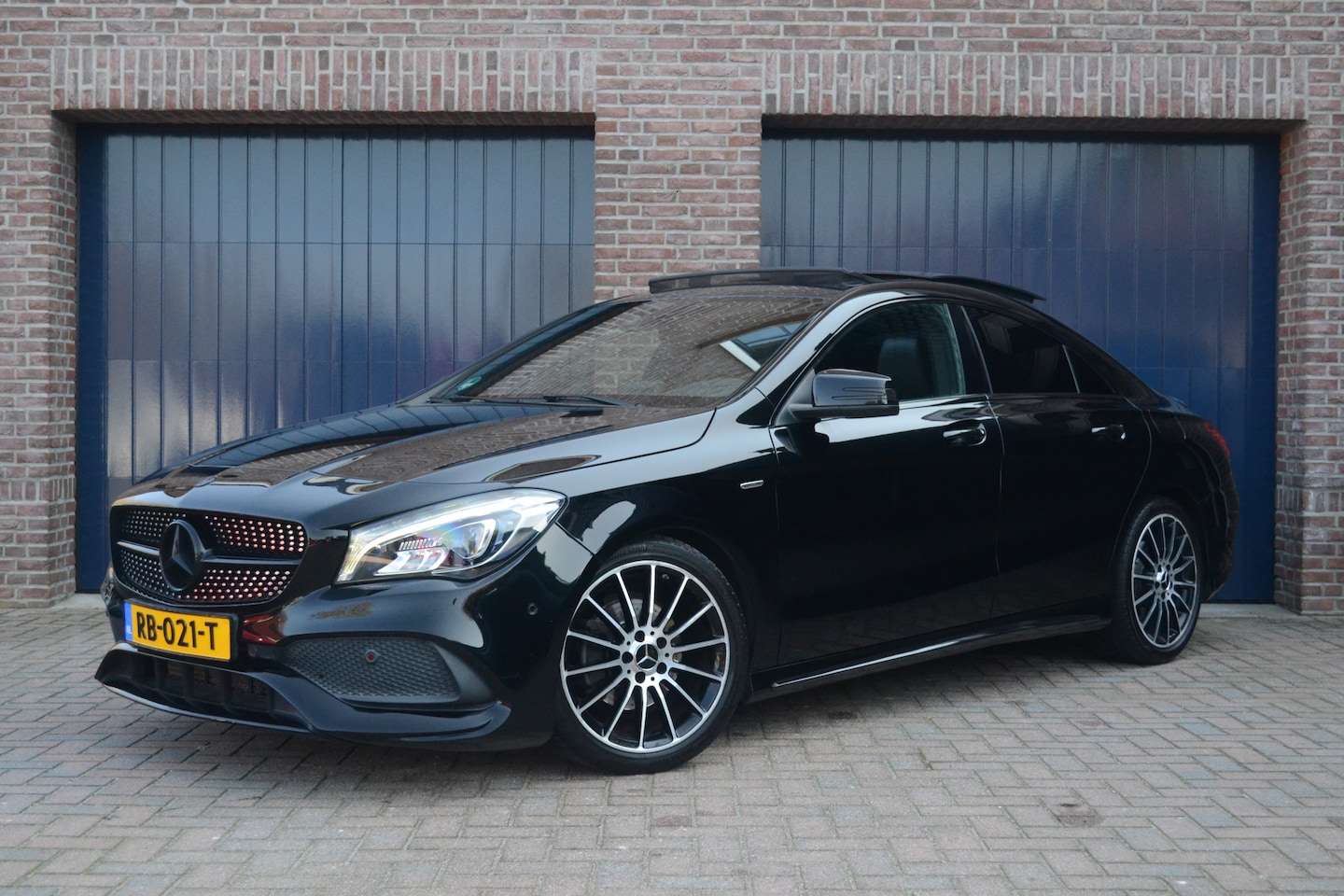 Mercedes-Benz CLA-Klasse - 180 Automaat AMG Line | Panoramadak | Camera | Sportstoelen | Stoelverwarming | Cruise - AutoWereld.nl
