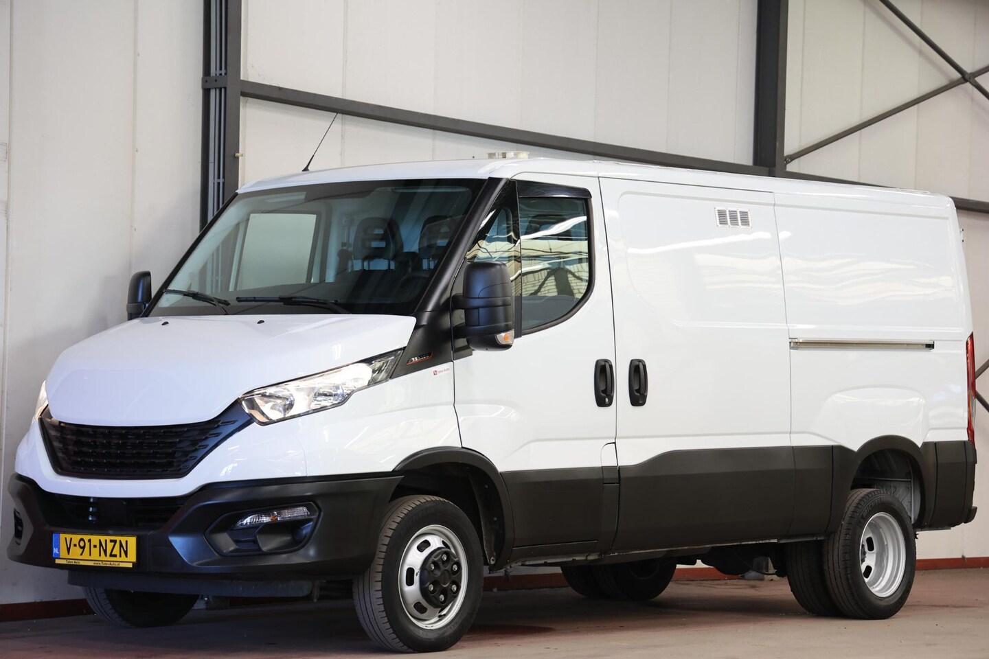 Iveco Daily - 35C18HV 3.0 180PK L2H1 DUBBEL LUCHT - AutoWereld.nl