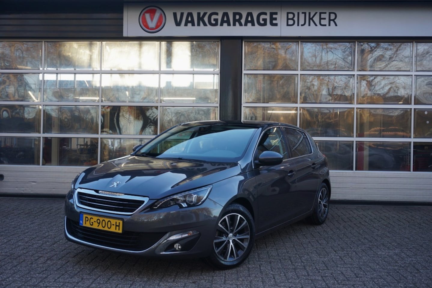 Peugeot 308 - 1.2 PureTech Allure Panoramadak/Trekhaak! - AutoWereld.nl