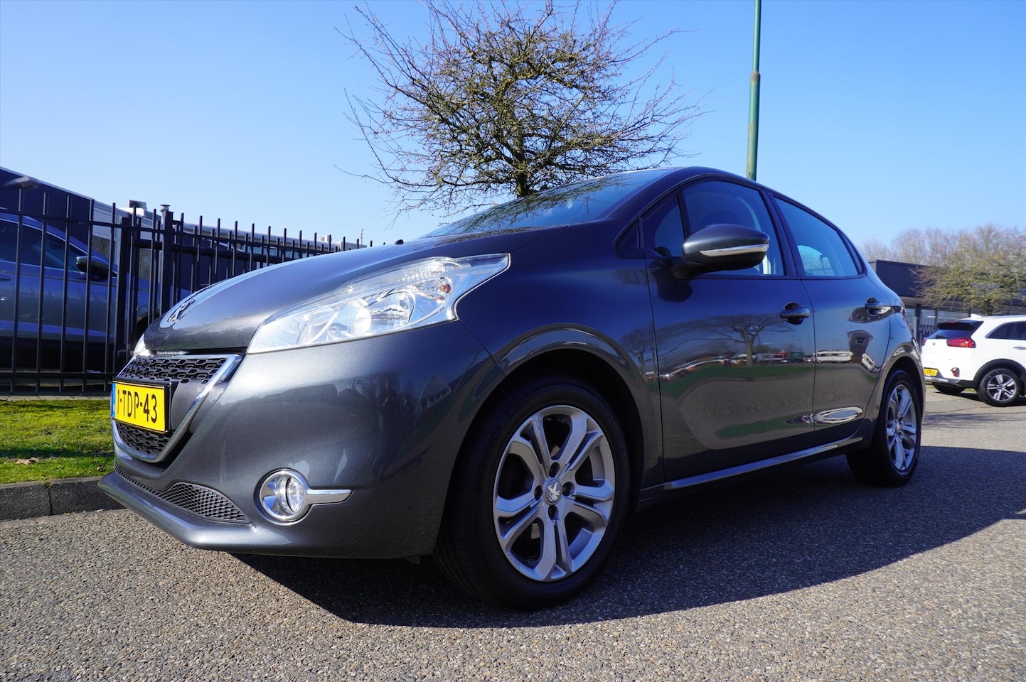 Peugeot 208 - 1.2 VTi 82PK 5D Allure Climatronic LM Velgen Navigatie - AutoWereld.nl