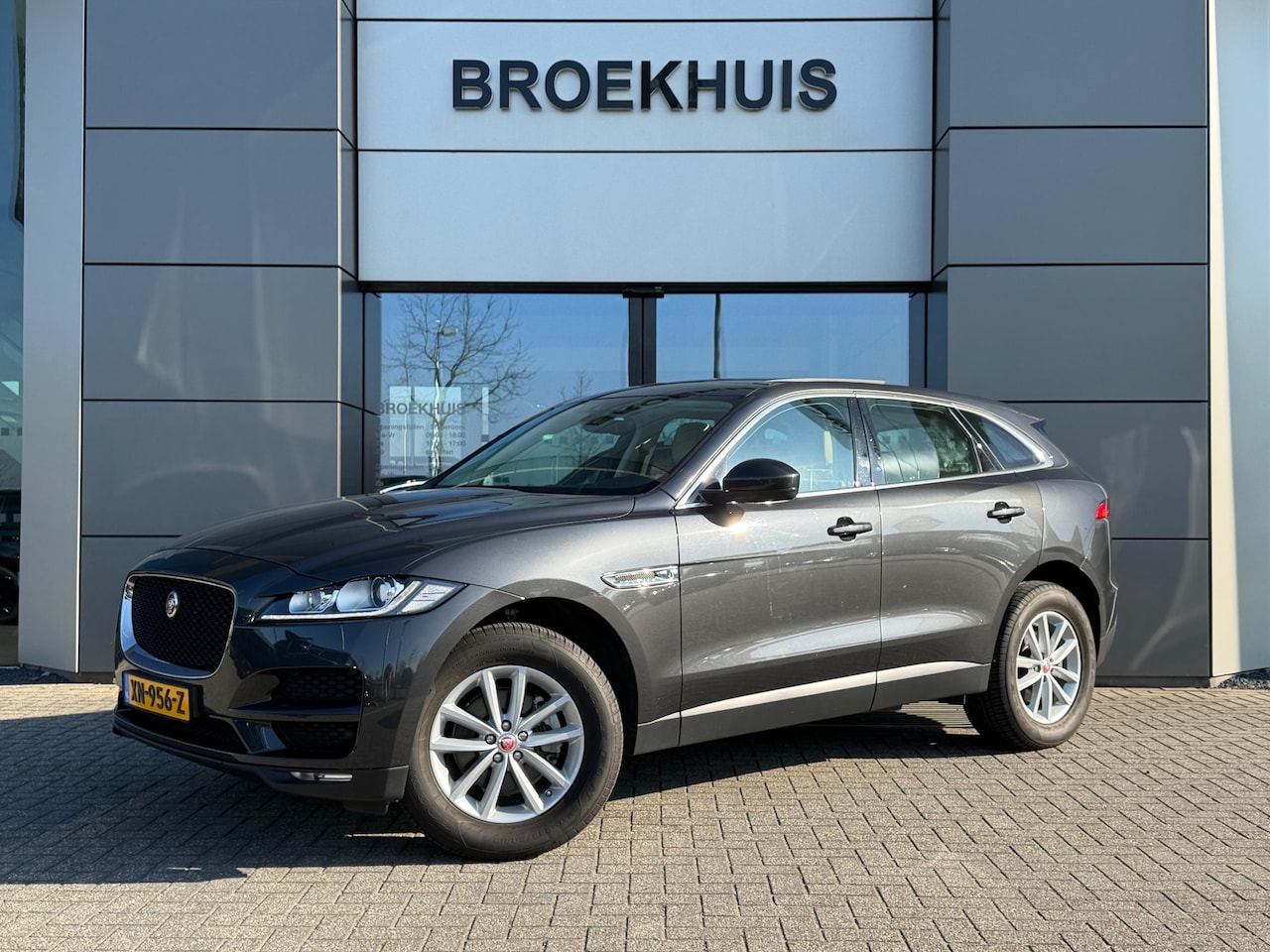 Jaguar F-Pace - 2.0t AWD Portfolio | Volledig dealeronderhouden | Verwarmbaar stuur | Pano | Leder | Alcan - AutoWereld.nl