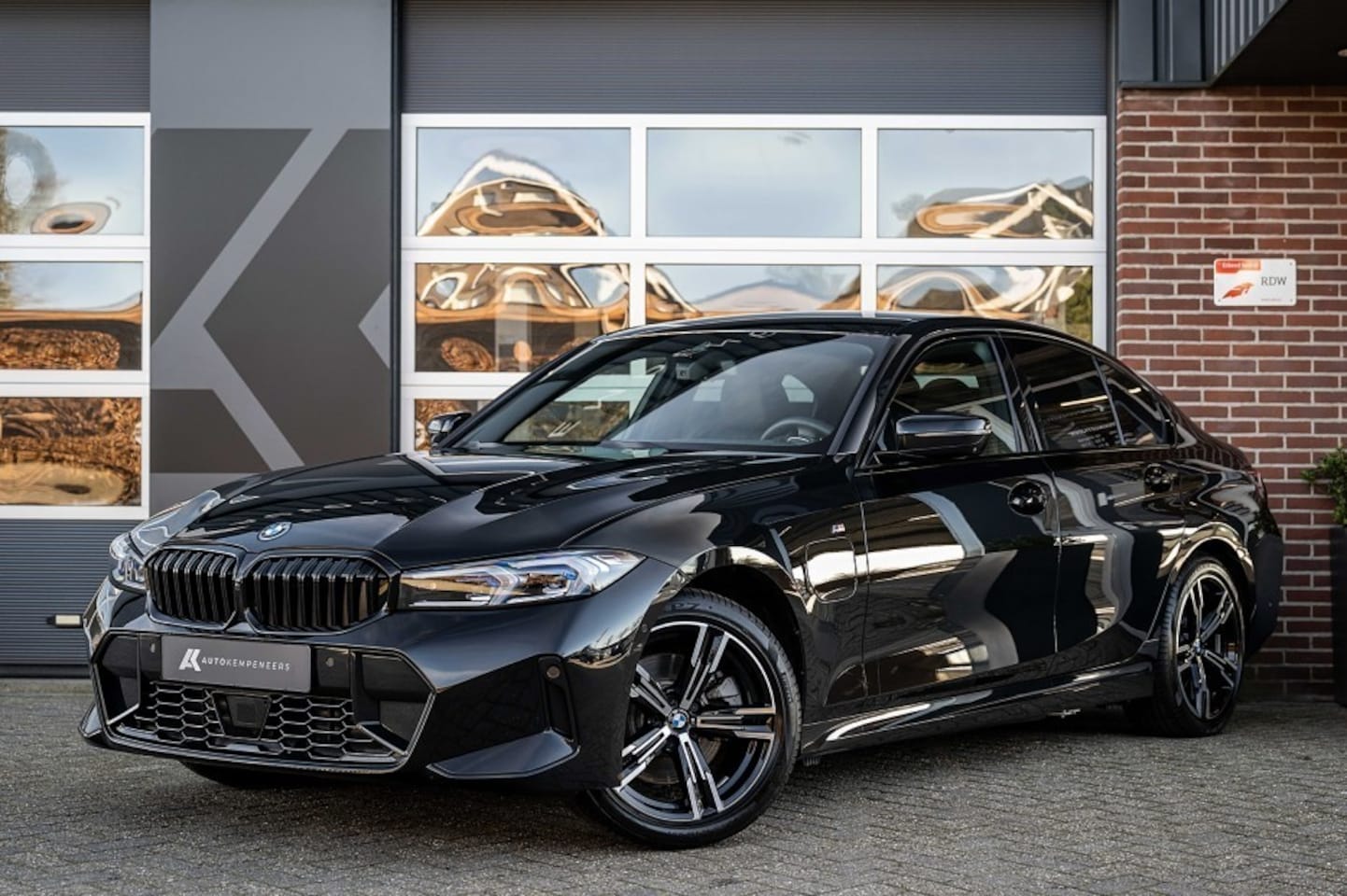 BMW 3-serie - 330e M Sport | LCI | Shadow | Head-Up | Leder | Memory | 360° | ACC | Keyless | 18' inch | - AutoWereld.nl