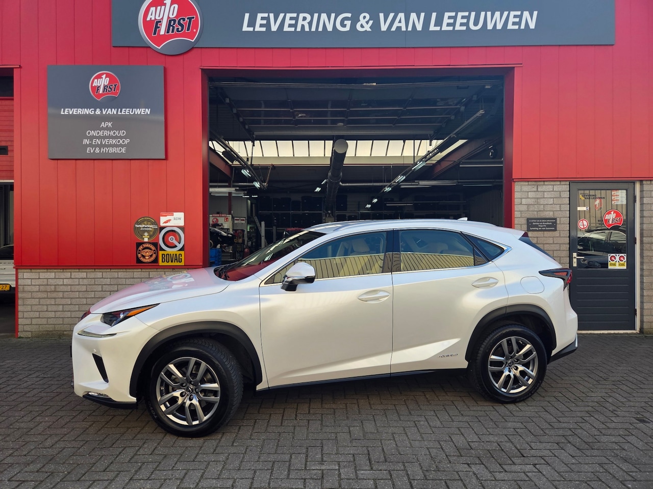 Lexus NX - 300h AWD Luxury Line Automaat/ Lederen bekleding/ Navigatie/ Stoelverwarming/ Rijklaarprij - AutoWereld.nl
