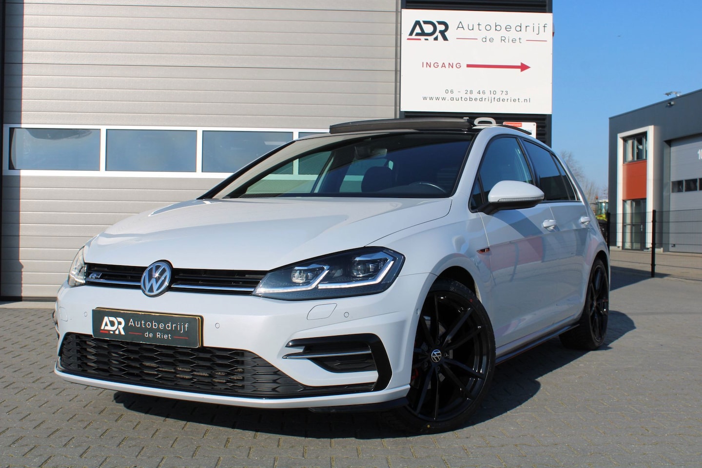 Volkswagen Golf - 1.5 TSI Highline Business R / PANO / CAMERA / PDC V+A/ BOM VOLLL - AutoWereld.nl