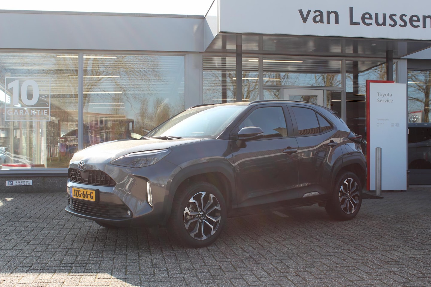 Toyota Yaris Cross - 1.5 HYBRID 115 FIRST EDITION STUUR/STOEL&WISSERVERW. PARK.SENSOREN V+A APPLE/ANDROID CLIMA - AutoWereld.nl