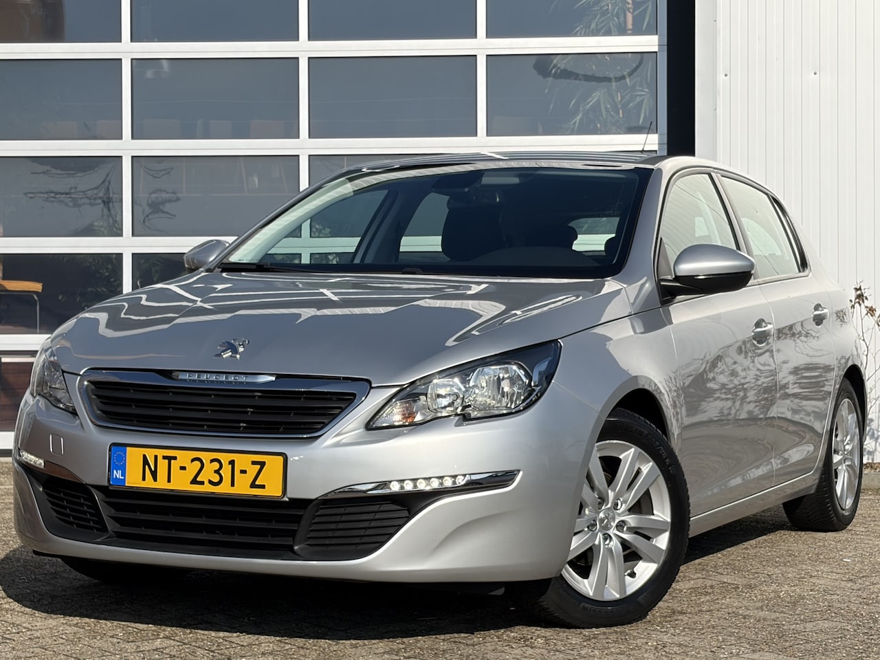 Peugeot 308 - 1.2 PureTech Active 110pk | Audio-navigatie full map | Cruise control | Electronic climate - AutoWereld.nl