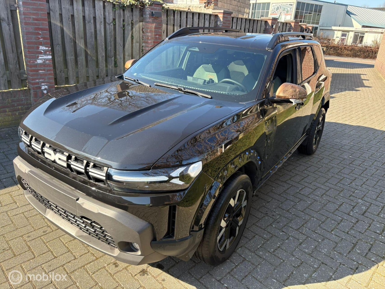 Dacia Duster - 1.6 Hybrid met schroeischade linker zijkant - AutoWereld.nl
