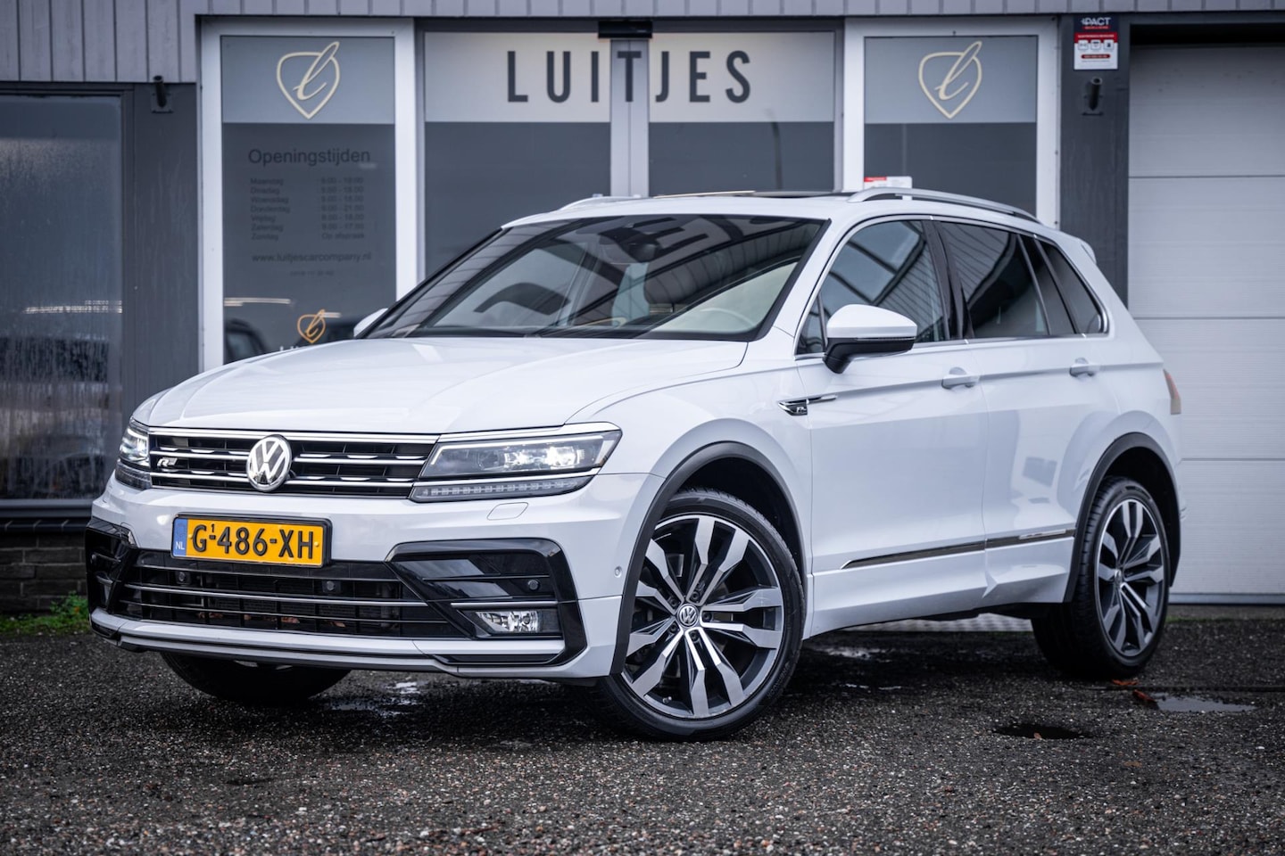 Volkswagen Tiguan - 2.0 TSI 230pk 4Motion R-Line I Pano I Elek.trekhaak I Virtual-cockpit I Carplay I HuD I AC - AutoWereld.nl