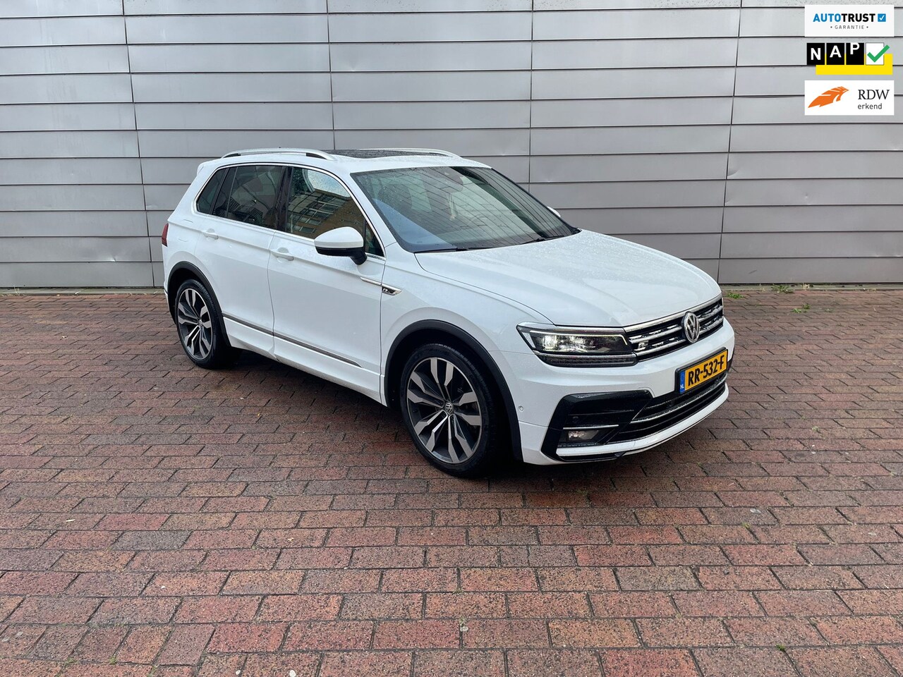 Volkswagen Tiguan - 2.0 TSI 4Motion Highline 3 *R LINE!!!PANO - AutoWereld.nl