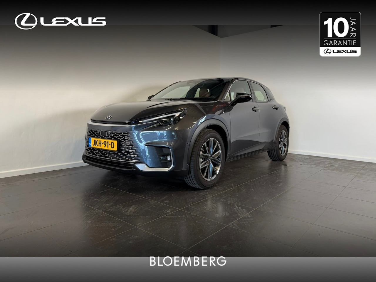 Lexus LBX - Relax 2WD | Dodehoek detectie | Electrisch bedienbare achterklep | Cognac kleurig leder | - AutoWereld.nl