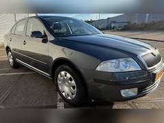 Skoda Octavia - 1.6 Ambiente Skoda Octavia 1.6 Ambiente Bouwjaar 29-02-2008 Kilometerstand 186.000 Nap Apk 9-9-2026 Goe