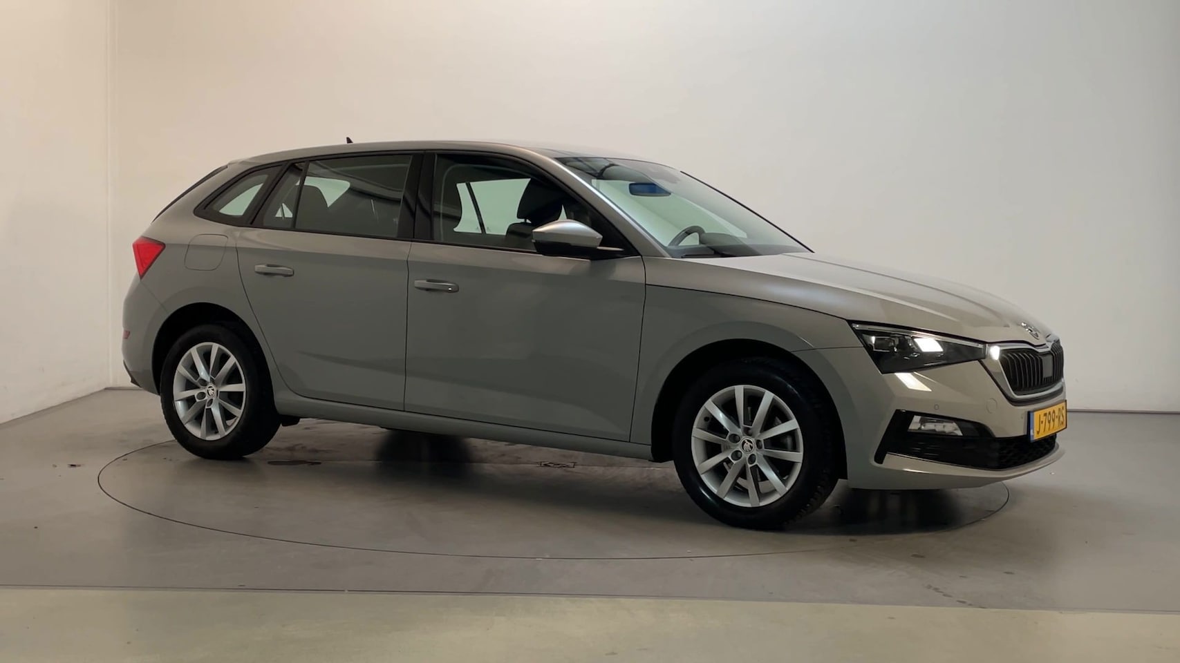 Skoda Scala - 1.0 TSI 116pk DSG Business Edition Virtual Cockpit Stoelverwarming Navigatie DAB+ - AutoWereld.nl