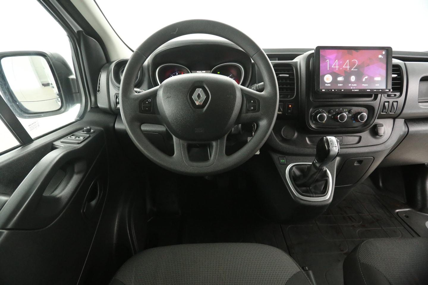 Renault Trafic - 2.0 dCi 145PK L2H1 | Aut. | Airco | Cruise | Camera | 3 Zits | 2xSchuifdeur | Carplay | Pa - AutoWereld.nl