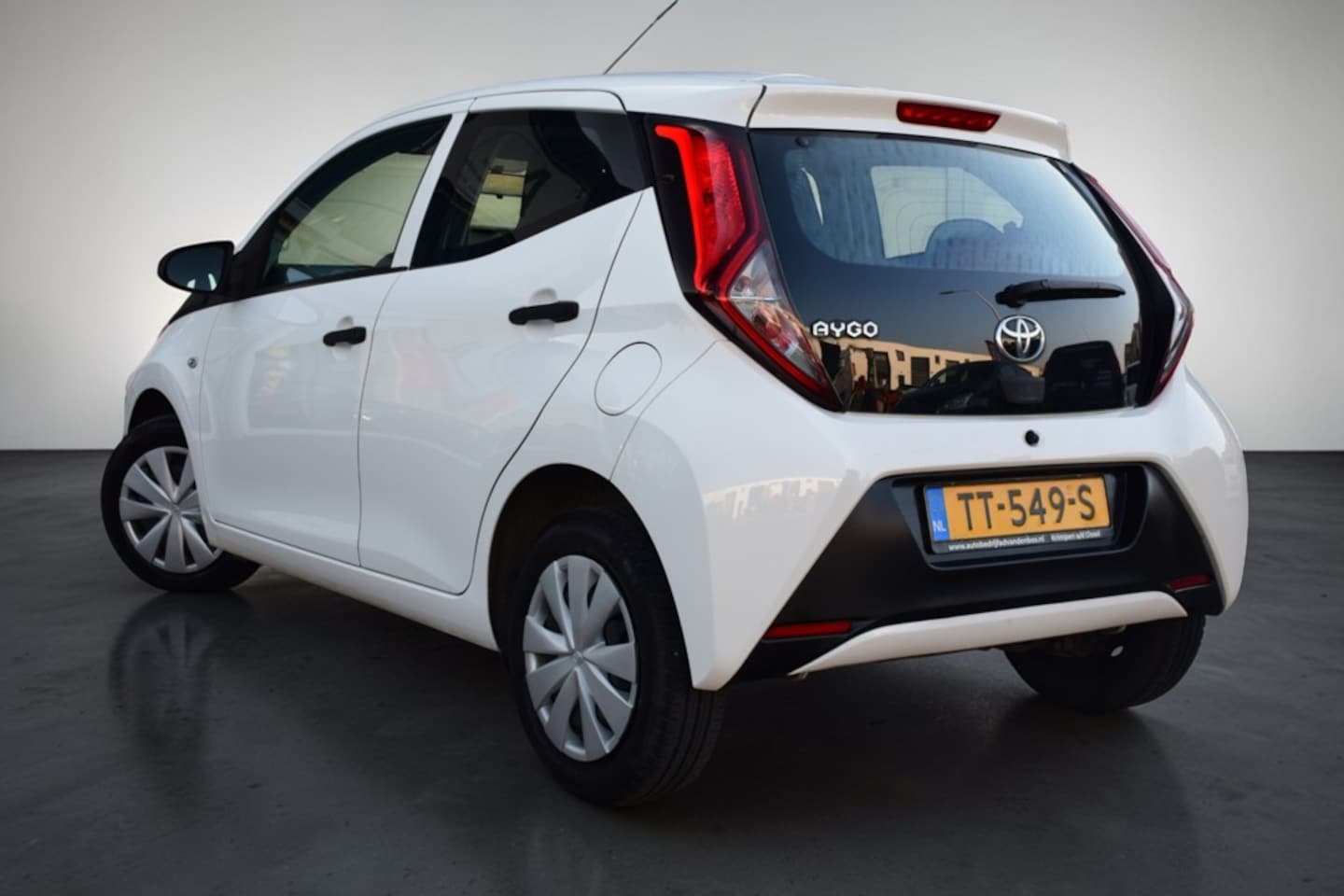 Toyota Aygo - 1.0 VVT-i x-fun 1.0 VVT-i x-fun, Airco, NAP, 5-drs, Bluetooth, LED