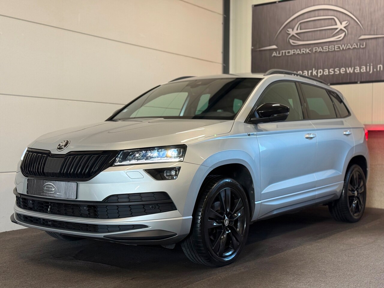 Skoda Karoq - 1.5 TSI ACT Sportline Business Pano, ACC, Virtual Cockpit, Apple Carplay, Sfeerverlichting - AutoWereld.nl