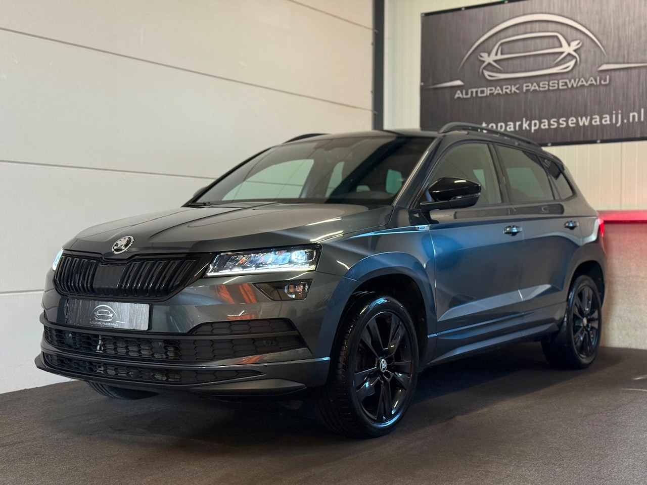 Skoda Karoq - 1.5 TSI ACT Sportline Business Pano, ACC, Apple Carplay, Stoelverwarming, LED, Keyless, Ac - AutoWereld.nl