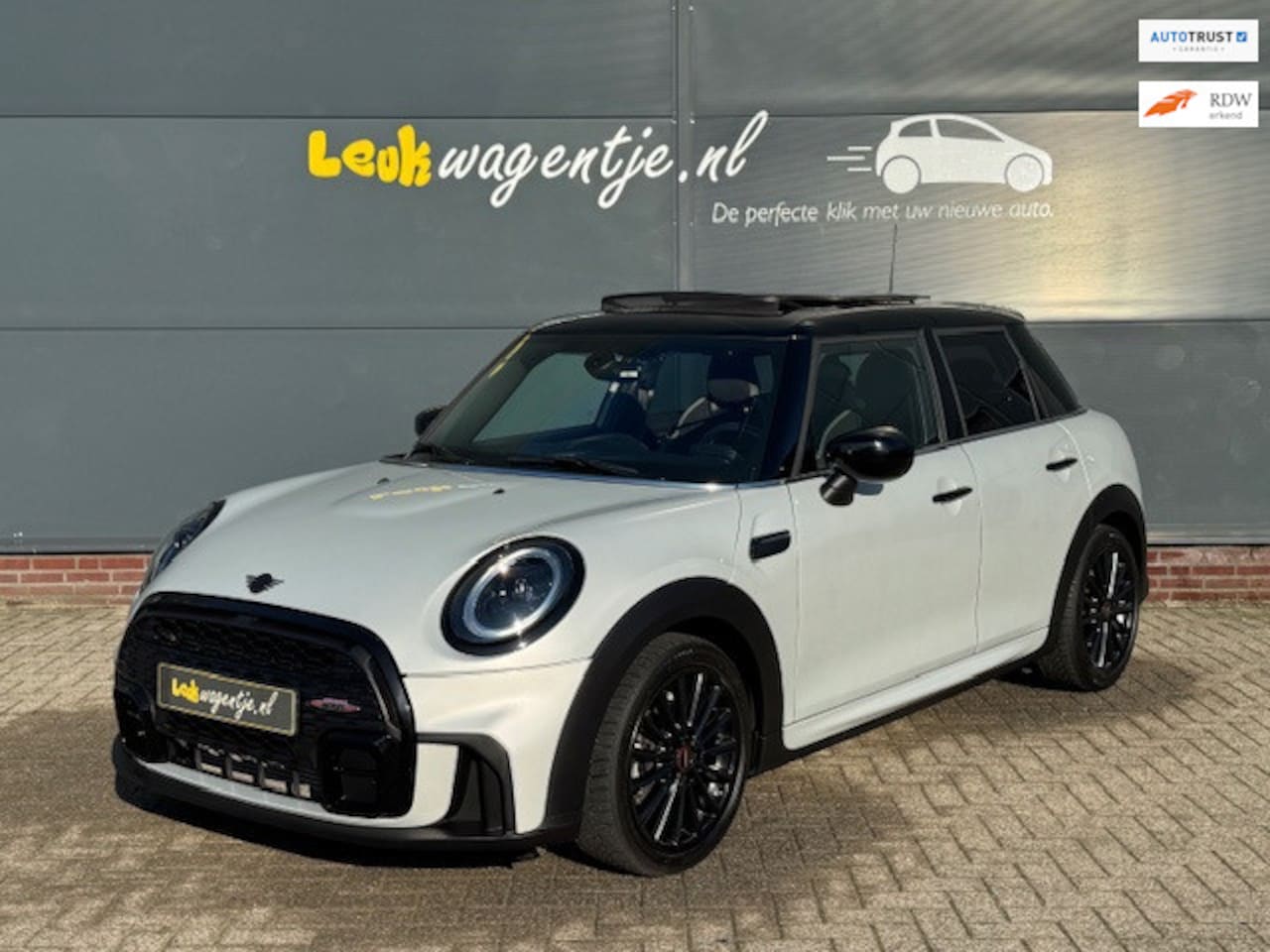 MINI Cooper - Mini 1.5 JCW pakket *pano *carplay *alcantara - AutoWereld.nl