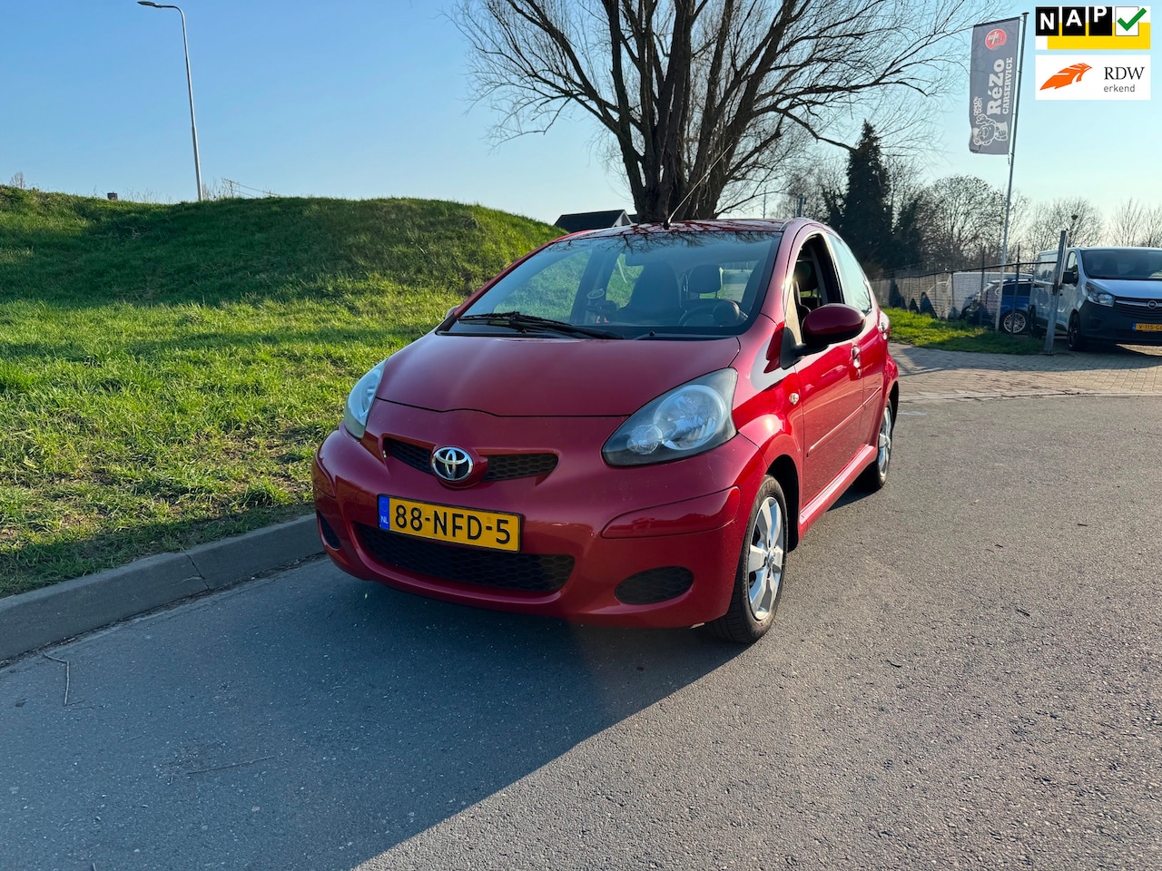 Toyota Aygo - 1.0-12V Aspiration Red Airco LM velgen - AutoWereld.nl