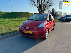 Toyota Aygo - 1.0-12V Aspiration Red LM velgen APK 06-03-2027