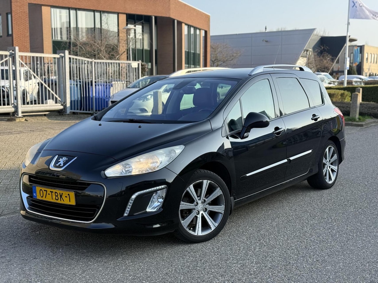 Peugeot 308 SW - 1.6 THP 7p Glazendak Stoelverwarming Luxe - AutoWereld.nl