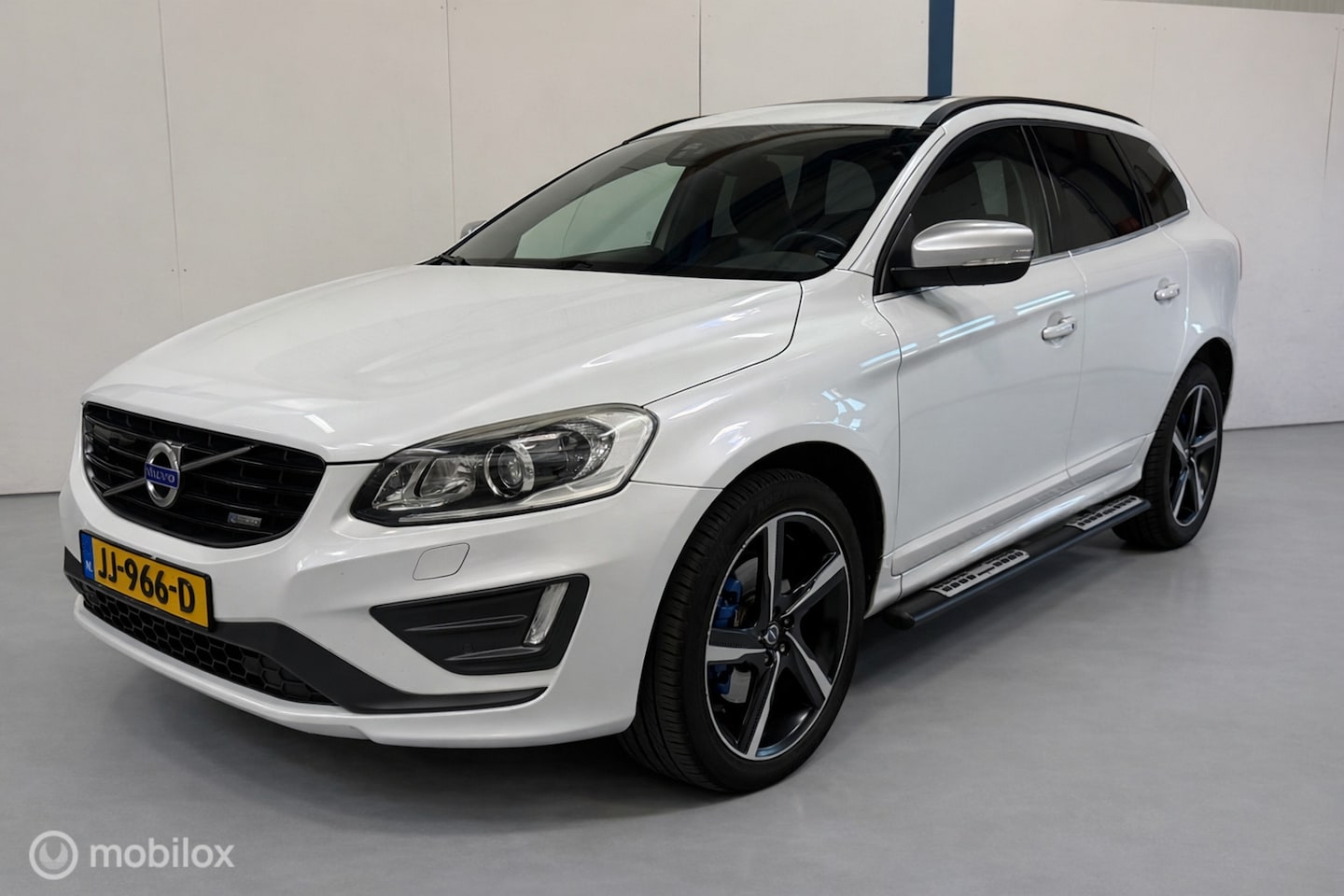 Volvo XC60 - 2.0 T5 FWD R-Design PANO / NAVI / XENON - AutoWereld.nl