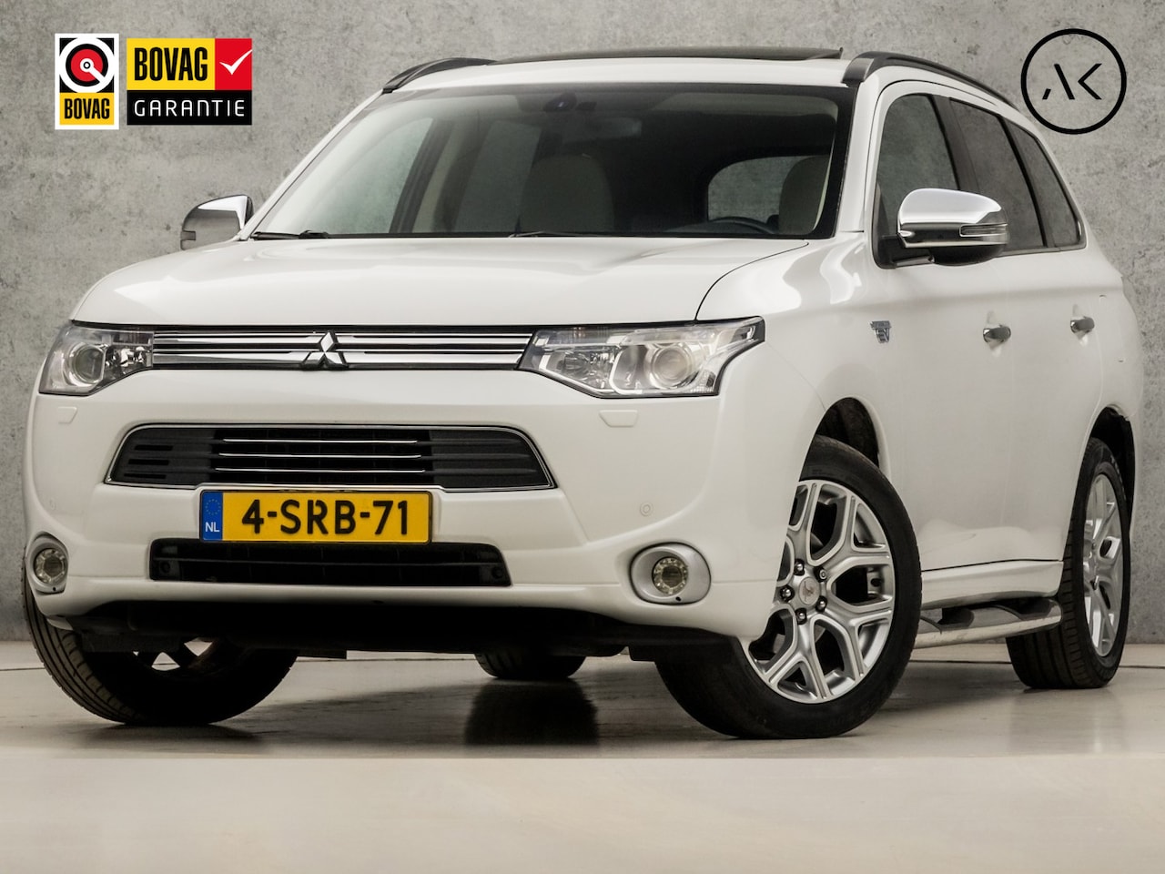 Mitsubishi Outlander - 2.0 PHEV Deluxe 203Pk Automaat (SCHUIFDAK, NAVIGATIE, LEDER, STOELVERWARMING, SPORTSTOELEN - AutoWereld.nl