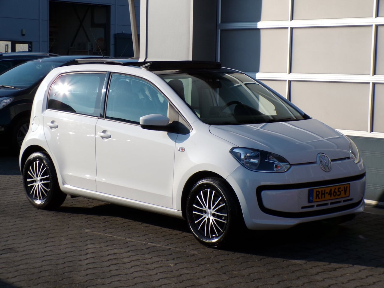 Volkswagen Up! - 1.0 high up! BlueMotion|Pano|Leder|Navi|BT - AutoWereld.nl