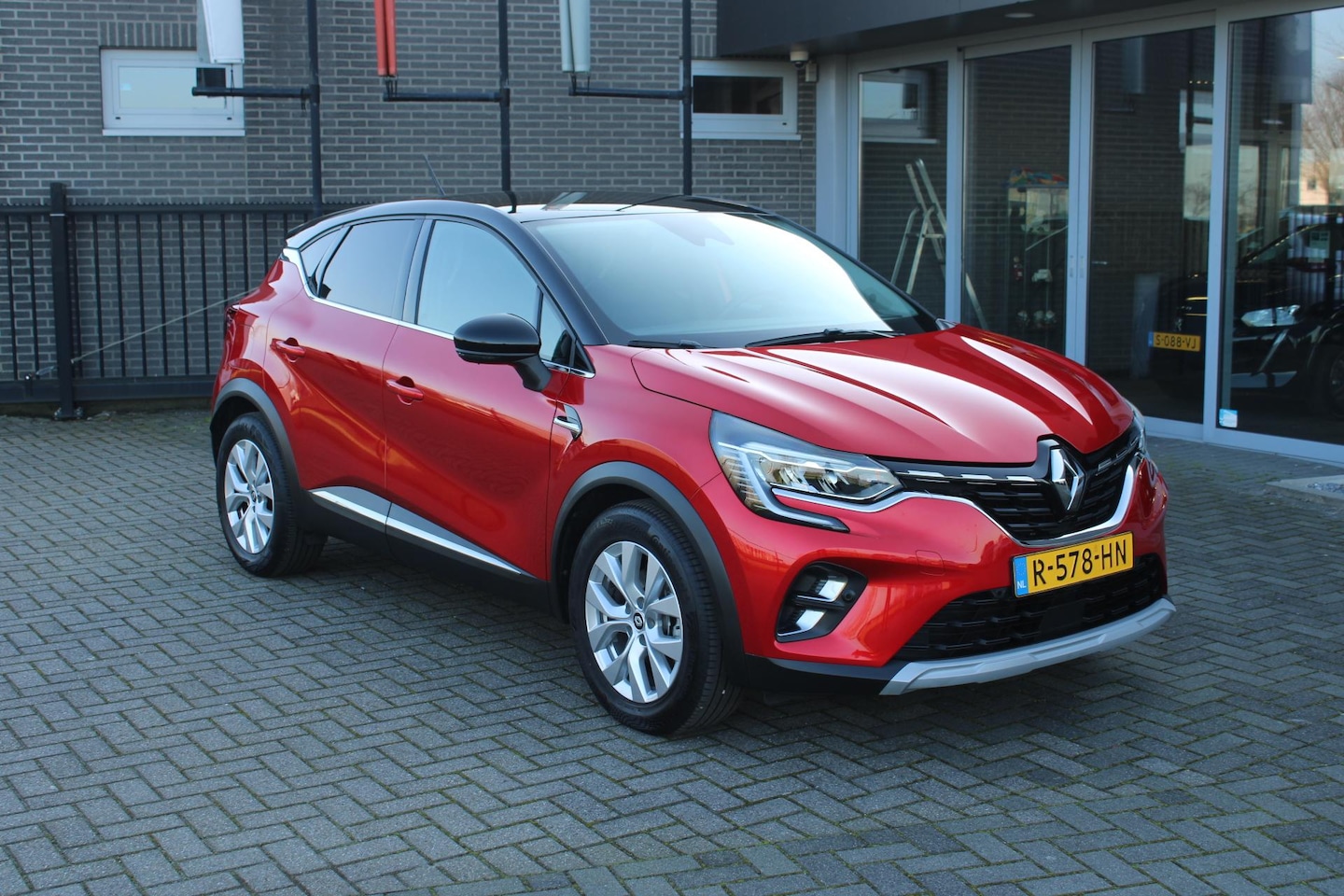 Renault Captur - 1.6 E-Tech Hybrid 145 Intens Camera/Navi/Led Incl Garantie!! - AutoWereld.nl