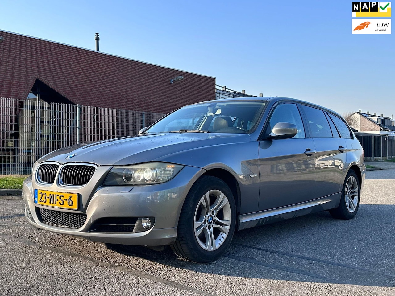 BMW 3-serie Touring - 318i Business Line Automaat*Navigatie*Cruise*Airco*NAP*Parkeersensoren*LM velgen* - AutoWereld.nl