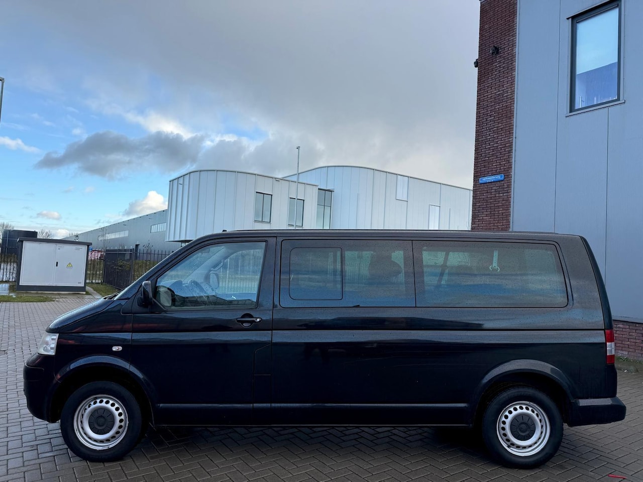 Volkswagen Transporter Kombi - 2.5 TDI 340 Highline CARAVELLE 8 PERSOONS AUTOMAAT CLIMA LANG ZWART 2008 - AutoWereld.nl
