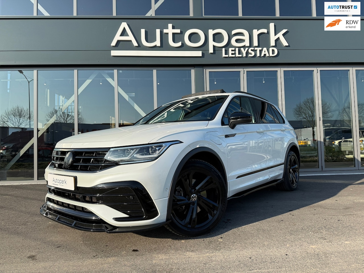 Volkswagen Tiguan - 1.4 TSI eHybrid R-Line Business+ MAXTON Black Edition - AutoWereld.nl