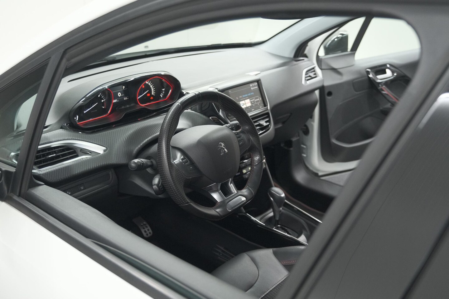 Peugeot 2008 - PureTech 110 EAT6 GT-Line | Trekhaak | Camera | Navigatie | Parkeersensoren - AutoWereld.nl