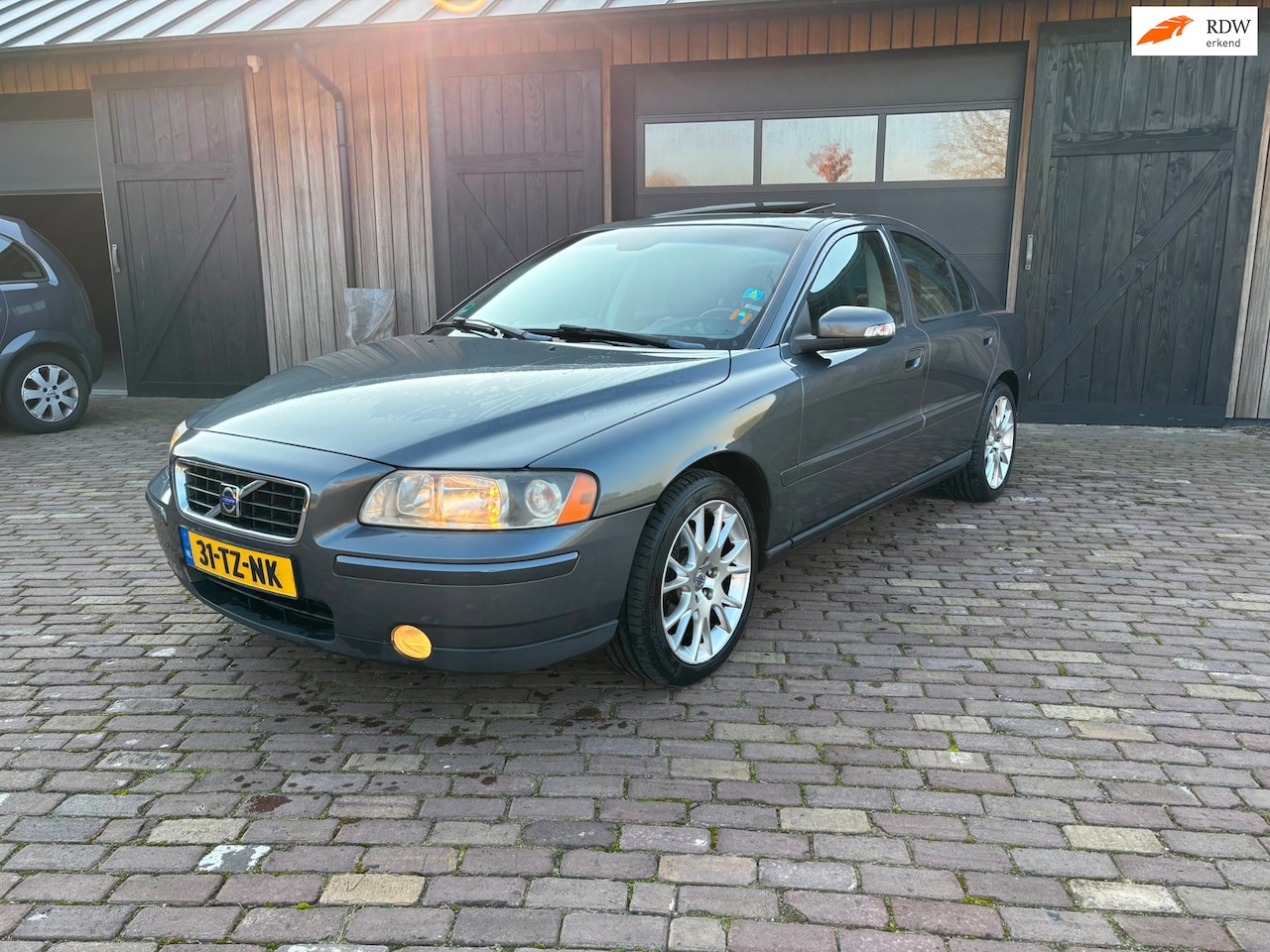 Volvo S60 - 2.4 Kinetic AUTOMAAT ,NL AUTO,LEER , STOELVERWARMING, SCHUIFKANTELDAK - AutoWereld.nl
