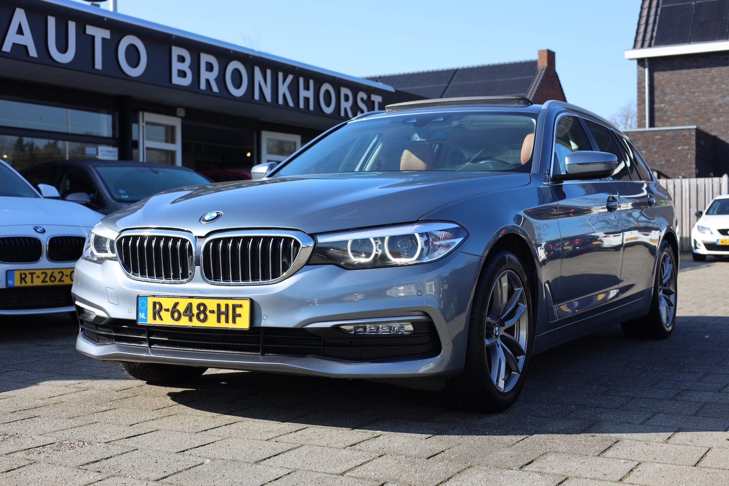 BMW 5-serie Touring - 520D HIGH EXECUTIVE | LEDER | PANO | TREKHAAK - AutoWereld.nl