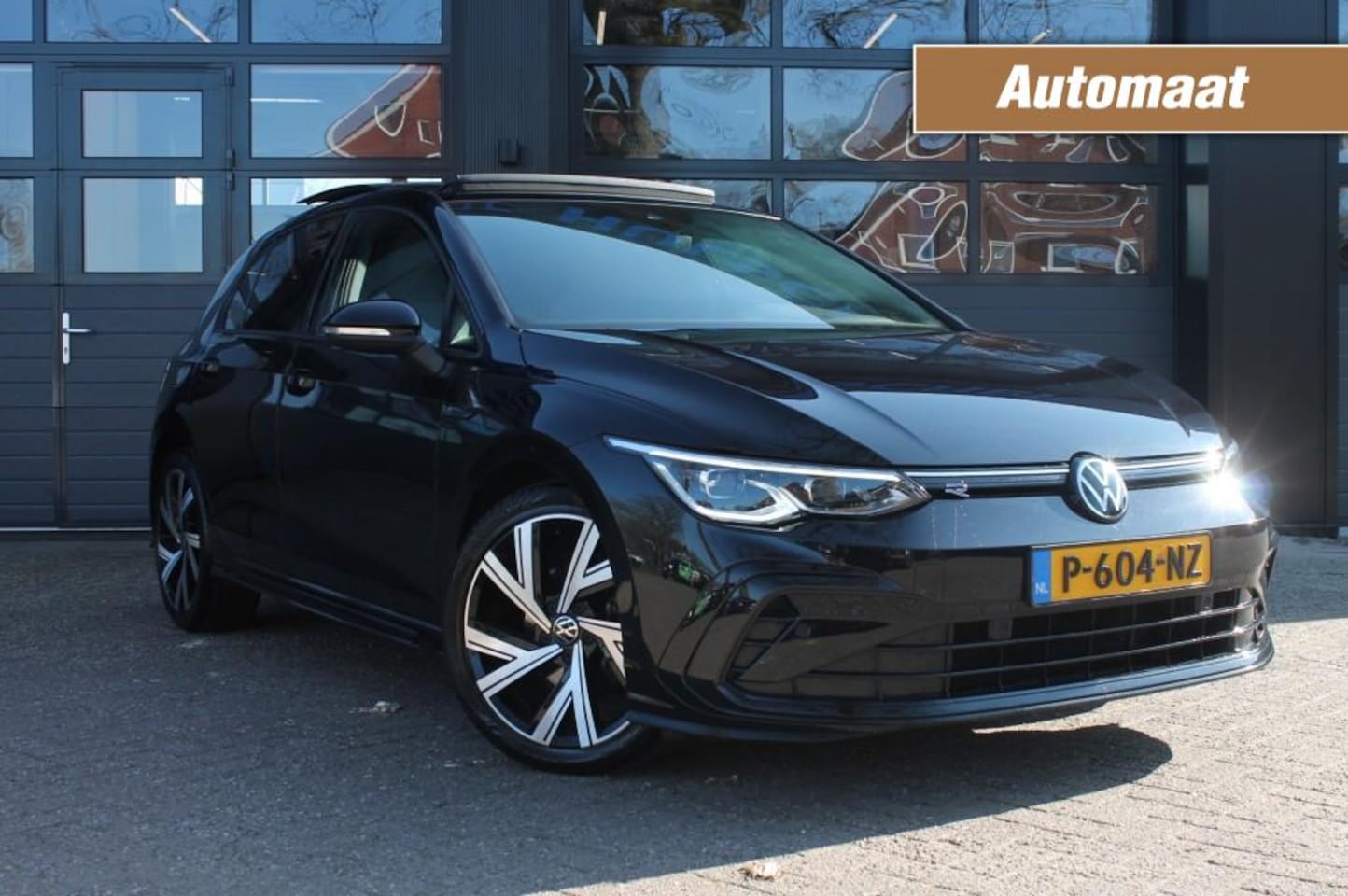 Volkswagen Golf - 1.5 ETSI R-LINE BNS Automaat / Panorama dak / Camera - AutoWereld.nl