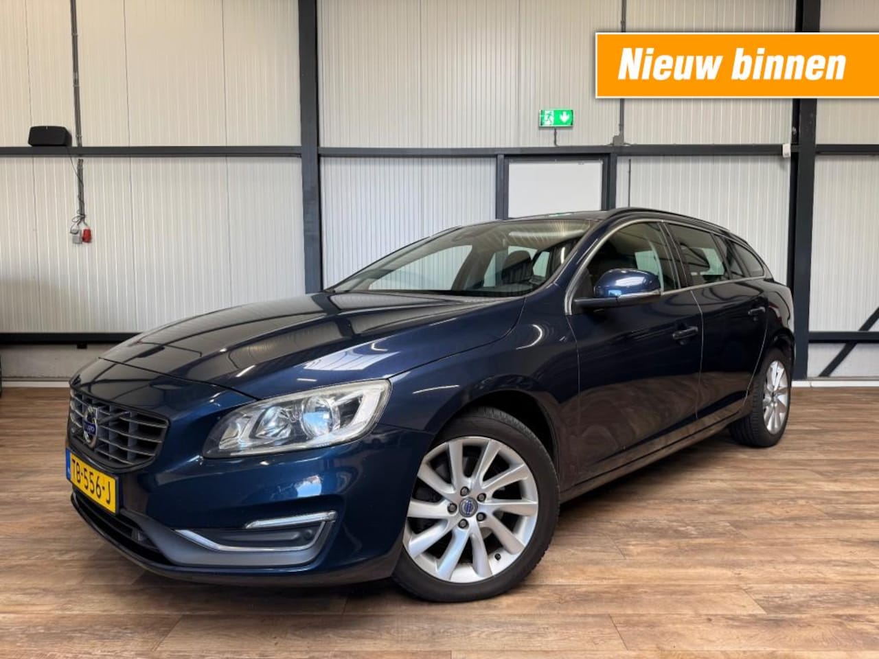 Volvo V60 - D3 Summum / AUTOMAAT /NAVI / CAMERA / LEDER / NIEUWSTAAT - AutoWereld.nl