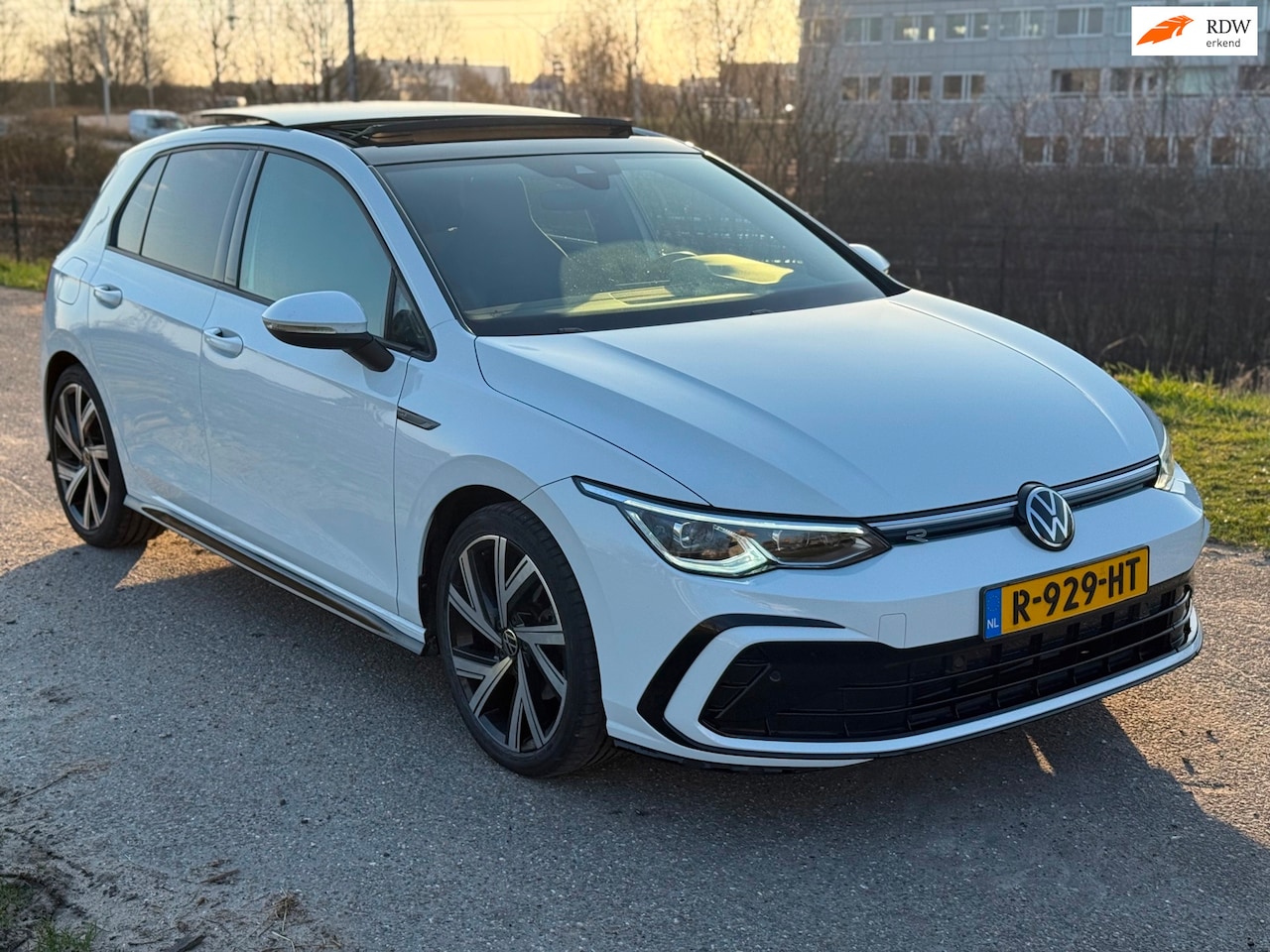 Volkswagen Golf - 1.5 eTSI R-Line Business Full option Pano/harman/stuurverwarming - AutoWereld.nl